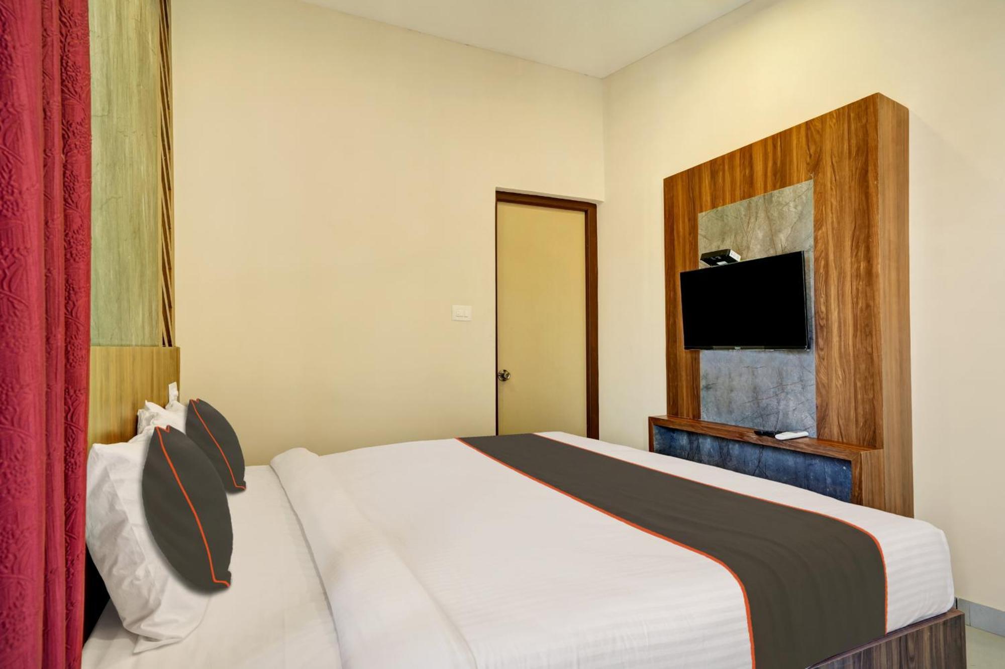 Gypsy Hotel Cusat Kochi Exterior photo